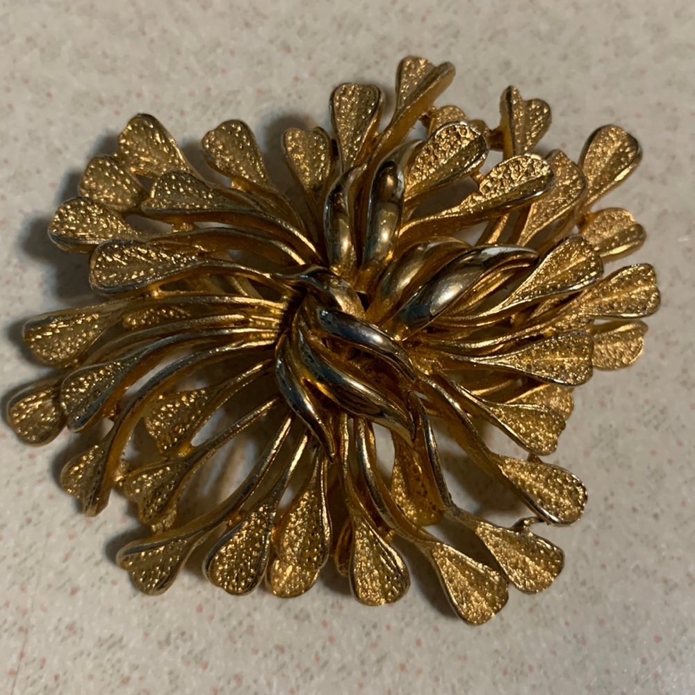 Vintage Corocraft gold tone brushed and polished broach (161)